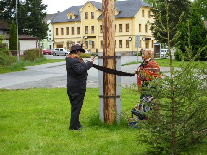 Scénka pod májkou
Klíčová slova: Bělá;kácení máje