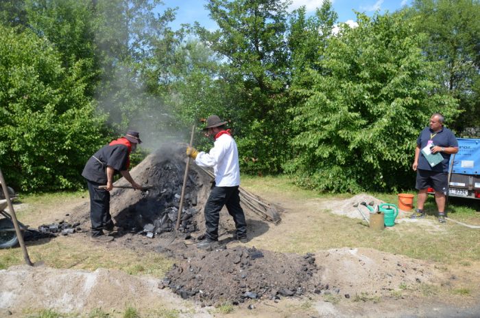 Otevření milíře
Klíčová slova: Bělá;letní;sraz;turisti