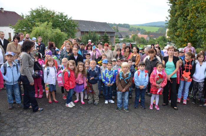 Před základní školou
Klíčová slova: Bělá;základní škola