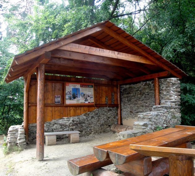 Odpočinkové místo s informační tabulí
Autor MIC Sušice

