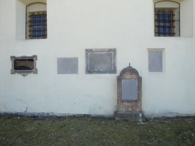 Náhrobky v areálu kostela
Autor MIC Sušice
