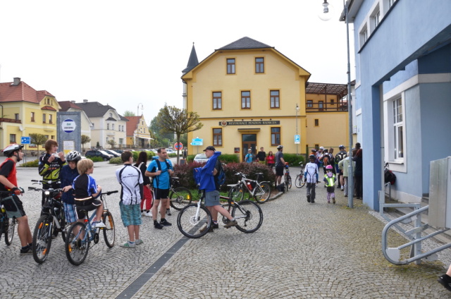 Odjezd z náměstí
Keywords: Bělá lyžování cyklistika